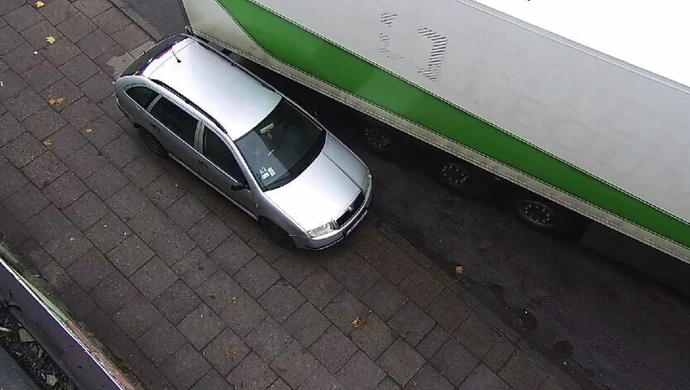 Kierowca tira uszkodził osobówkę i odjechał 