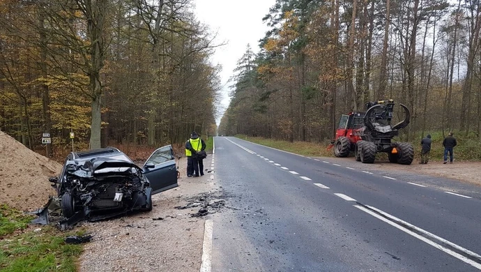 Samochód osobowy zderzył się z forwarderem 