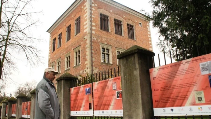 „Budowanie państwowości i demokracji” – kolejna wystawa w „Galerii na płocie” 