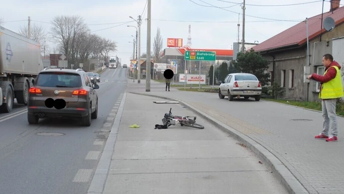 W autobusie otworzyła się pokrywa silnika. Ranna rowerzystka 