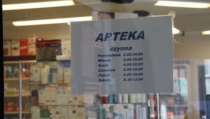 W jakich godzinach pracują apteki na terenie gminy Wola Krzysztoporska? 