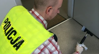 Bił kobietę młotkiem po twarzy. 41-latek w areszcie