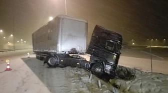 Tir wpadł na bariery energochłonne