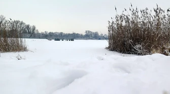 Spacerujesz po zamarzniętym jeziorze? Zachowaj rozsądek