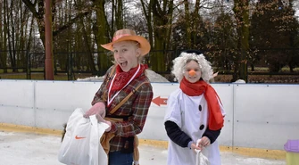 Przebierańcy na lodowisku