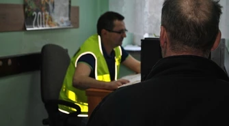 Spowodował kolizję i uciekł. Był pijany i nie miał prawa jazdy