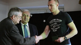 Uczniowie Piomy z legitymacjami SIMP