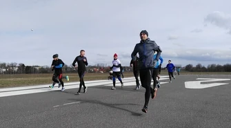 Znowu pobiegną na lotnisku