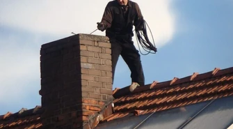 Przed czy po zimie? Kiedy powinien wkroczyć kominiarz? 