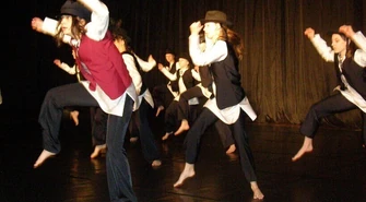 Taneczny &#8222;Skrzypek na dachu&#8221; w Piotrkowie