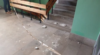 Odpadł tynk wewnątrz poradni przy Dmowskiego