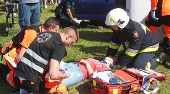 Festyn w Wolborzu. Mundurowi dzieciom