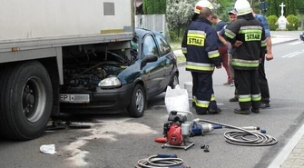 Corsa pod naczepą TIR-a