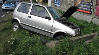 Karetka i cinquecento w rowie. Dwa wypadki w czwartkowe popołudnie