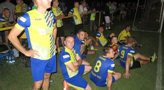 Jedni w nocy śpią, a inni...grają w piłkę