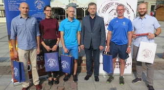  Prezydent przekazał biegaczom symboliczną pałeczkę sztafetową