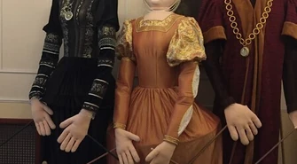 Trzymetrowe lalki na Rynku