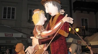 Trzymetrowa królowa Bona w Rynku Trybunalskim