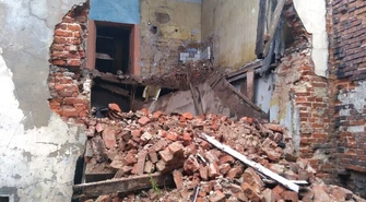 Przy Pereca w Piotrkowie runęły dwa piętra