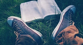 Roztańczone czytanie na trawie 