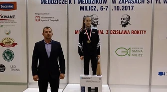 5 medali zapaśniczek AKS Piotrków