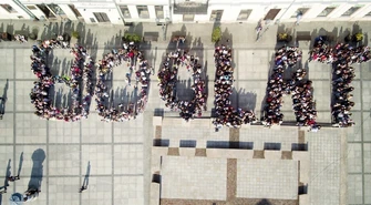 Żywy napis w Rynku Trybunalskim