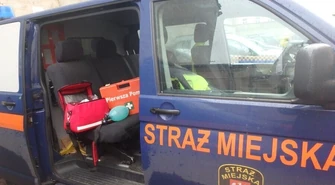 Leżał pijany pod ławką. Zareagował przechodzień 