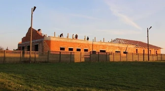 Mury Domu Ludowego w Rokszycach już stoją