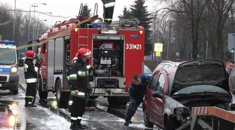 Płonący samochód na Piłsudskiego w Piotrkowie
