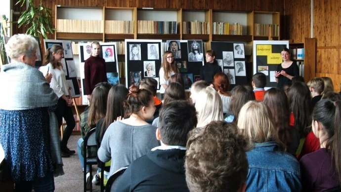 Wystawa prac graficznych uczennic z ZSP 6 