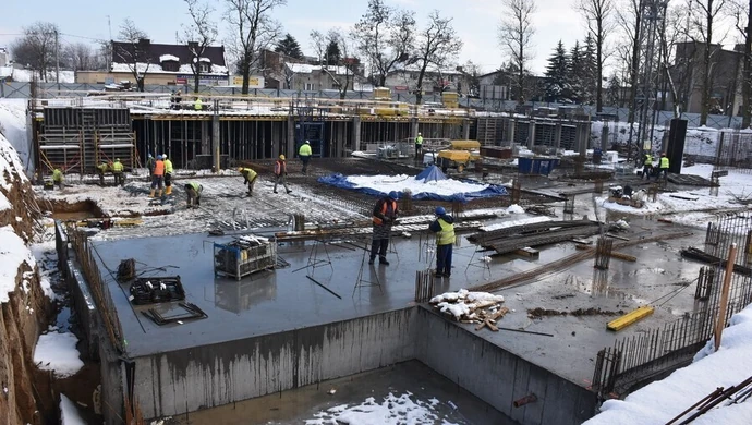 Mediateka w Piotrkowie. Budują nawet zimą 