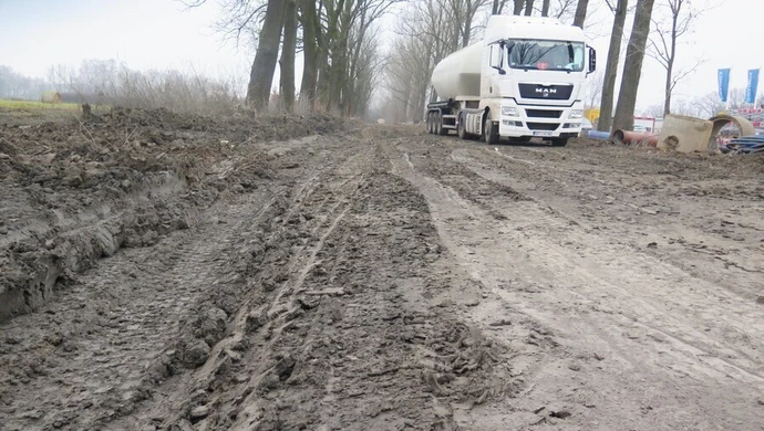 Budują kolejny magazyn, zrujnowali drogę