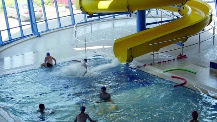 W ferie taniej na lodowisku i basenach