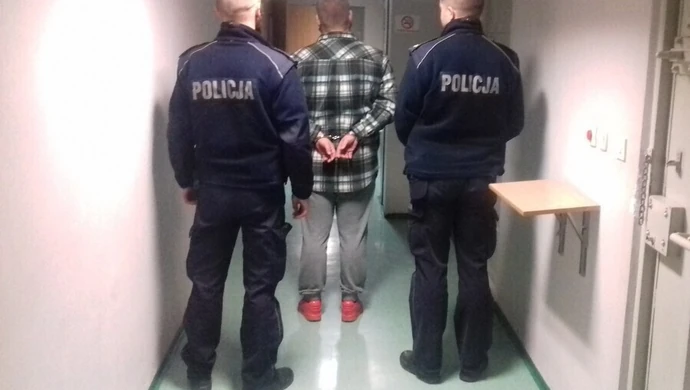 Napadł  z bronią w ręku na kierowcę 