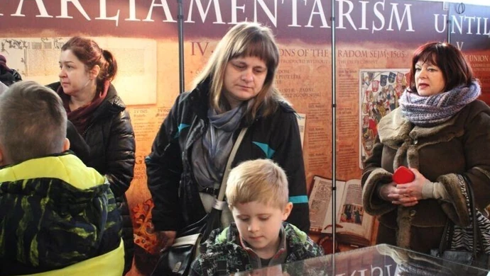 Zwiedzali sale pałacowe