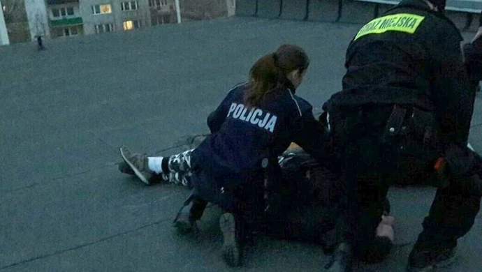 Piotrków. Groził, że skoczy z dachu