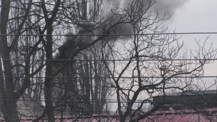 Czarne chmury nad blokami przy ulicy Próchnika w Piotrkowie