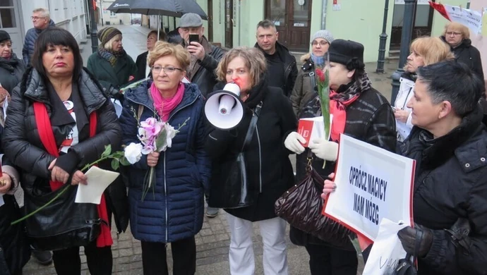 Kwiaty, strajk i Konstytucja. 8 marca w Piotrkowie 