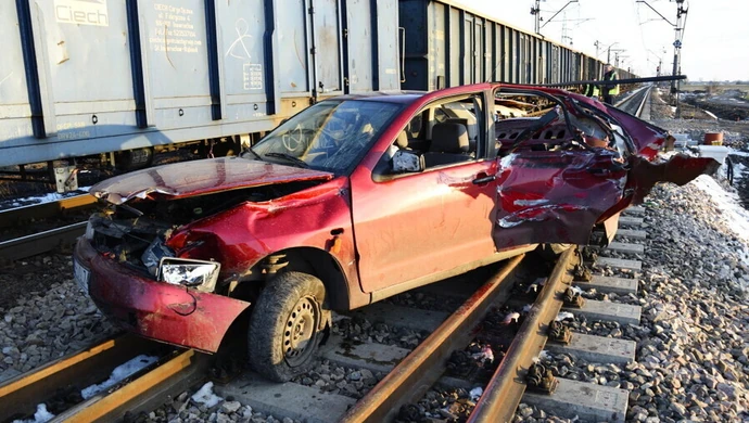 Pijany kierowca wjechał w pociąg