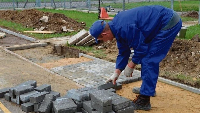 Połowa „siedzi”, połowa pracuje 