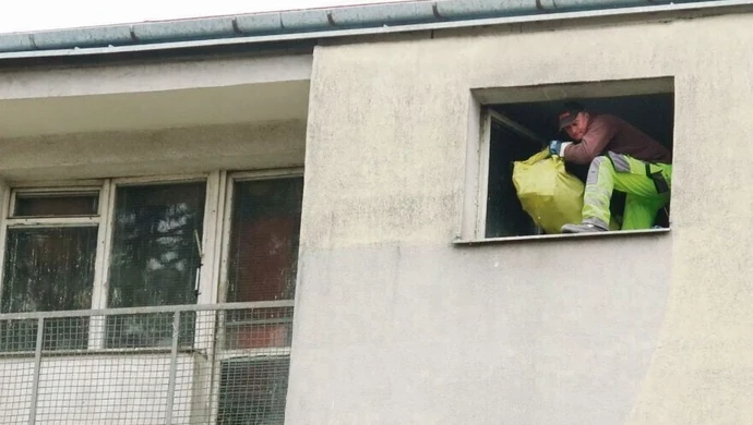 Weszli do mieszkania zbieracza. Śmieci wylatywały przez okna