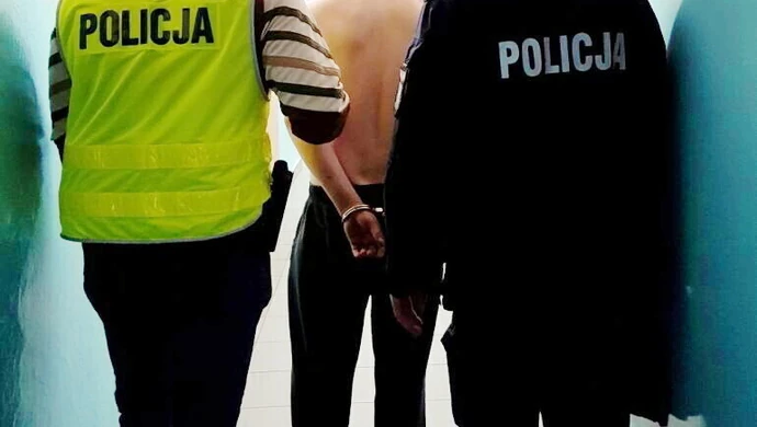 Kompletnie pijany mężczyzna próbował wejść do zamkniętego sklepu