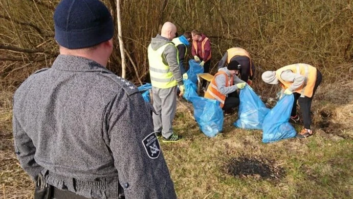 Osadzeni sprzątali okolice Zalewu 