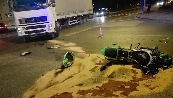 Motocyklista zderzył się z tirem