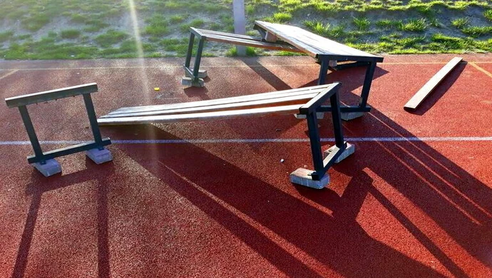 Ławki przy boisku zniszczone