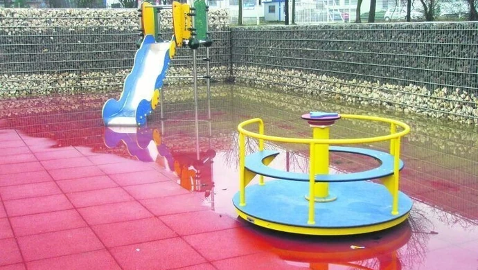 Woda jak stała, tak stoi