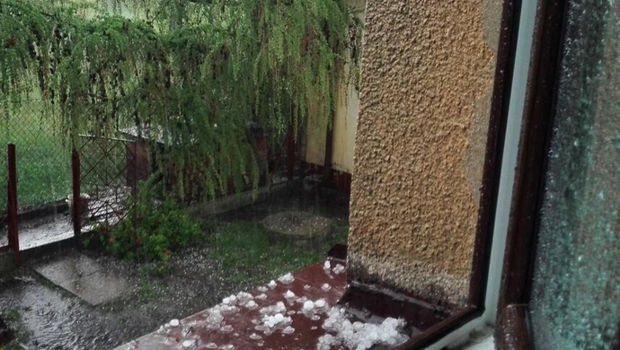 Grad i zalane piwnice w gminie Sulejów