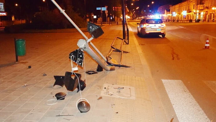 Pijany kierowca uderzył w sygnalizator. Ranne dwie nastolatki 