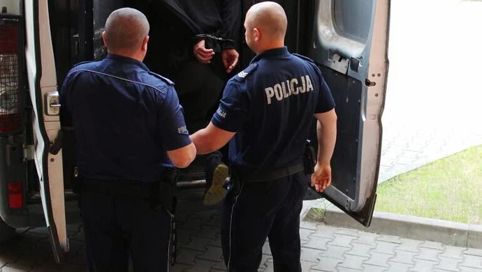 Uderzył pięścią w maskę i uciekł 