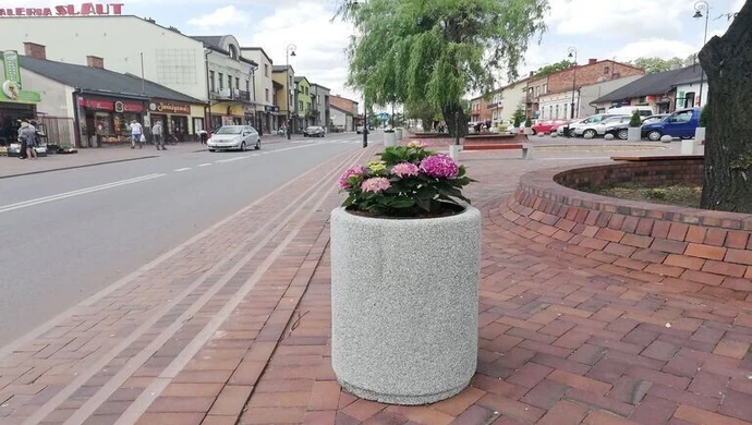 Rynek w Gorzkowicach ukwiecony